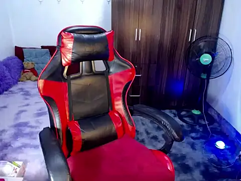 Snapshot of Urassiansweetcummer chatting on 04.07.26 Urassiansweetcummer online show from 04.07.26