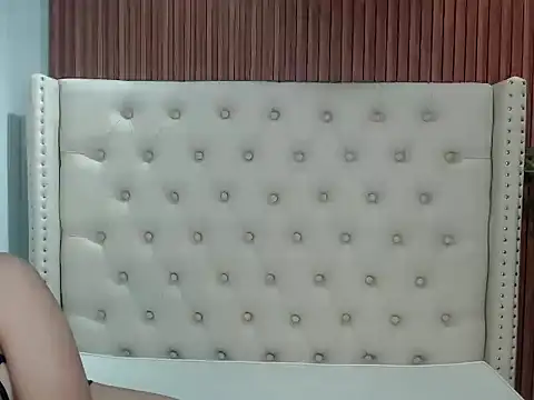 Snapshot of universal_slutt chatting on 10.10.25 universal slutt online show from 10.10.25