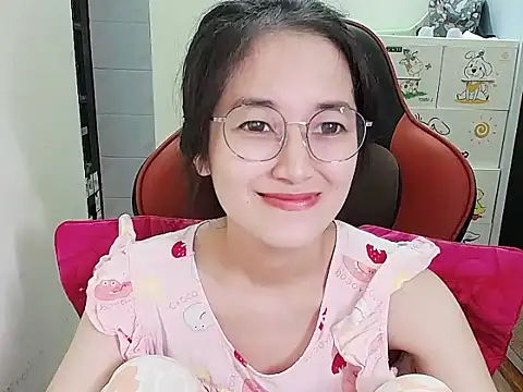 Snapshot of Shulee21 chatting on 09.13.25 Shulee21 online show from 09.13.25