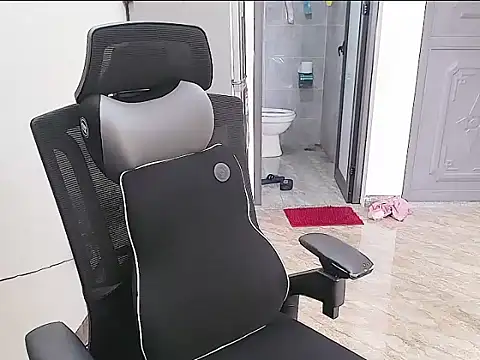 Snapshot of Shulee21 chatting on 10.01.25 Shulee21 online show from 10.01.25