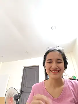 Snapshot of Shulee21 chatting on 10.04.25 Shulee21 online show from 10.04.25