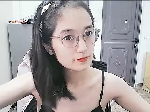 Snapshot of Shulee21 chatting on 10.11.25 Shulee21 online show from 10.11.25