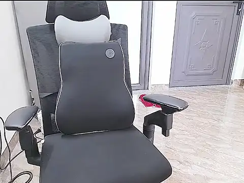 Snapshot of Shulee21 chatting on 10.18.25 Shulee21 online show from 10.18.25