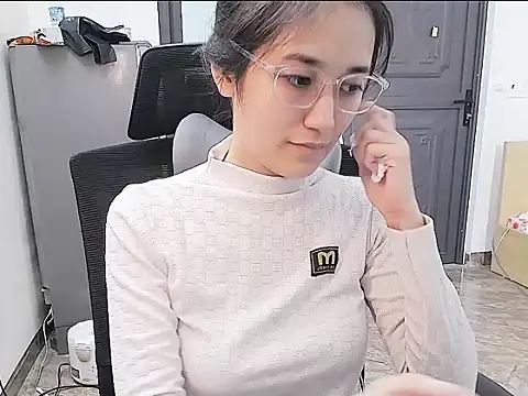 Snapshot of Shulee21 chatting on 10.20.25 Shulee21 online show from 10.20.25