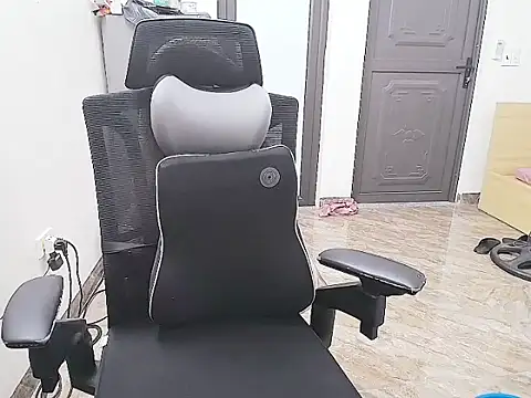 Snapshot of Shulee21 chatting on 10.30.25 Shulee21 online show from 10.30.25