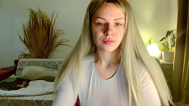 Snapshot of babylilly00 chatting on 11.18.25 babylilly00 online show from 11.18.25