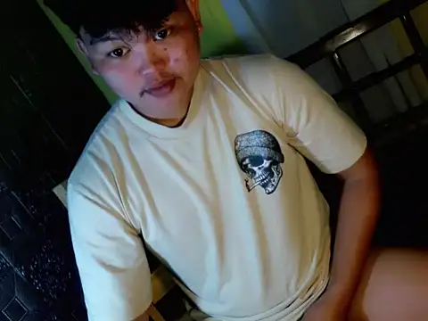 Snapshot of Reynelcock chatting on 11.28.25 Reynelcock online show from 11.28.25