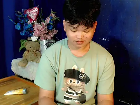 Snapshot of Reynelcock chatting on 11.28.25 Reynelcock online show from 11.28.25