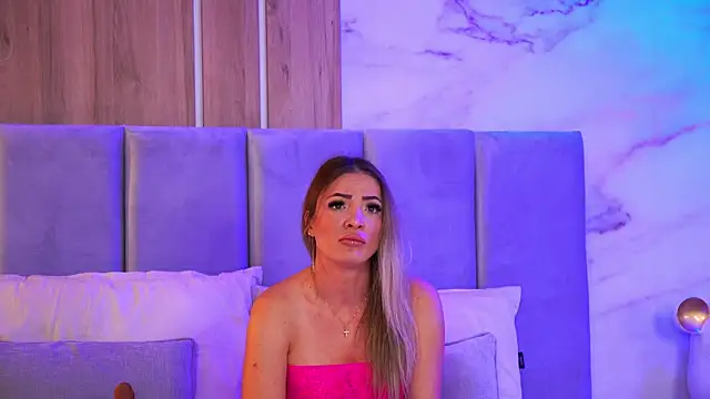 Snapshot of Izabellle02 chatting on 11.19.25 Izabellle02 online show from 11.19.25