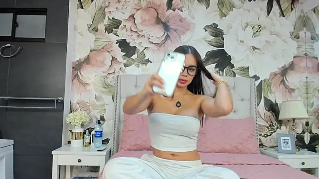 Snapshot of MaddyMay_ chatting on 11.04.25 MaddyMay online show from 11.04.25