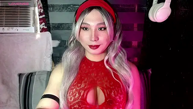 Snapshot of UrhotlucyTS chatting on 10.04.25 UrhotlucyTS online show from 10.04.25