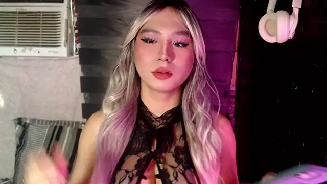 Snapshot of UrhotlucyTS chatting on 10.09.25 UrhotlucyTS online show from 10.09.25