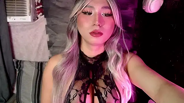 Snapshot of UrhotlucyTS chatting on 10.11.25 UrhotlucyTS online show from 10.11.25