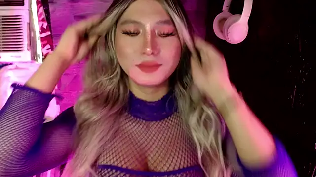 Snapshot of UrhotlucyTS chatting on 11.01.25 UrhotlucyTS online show from 11.01.25