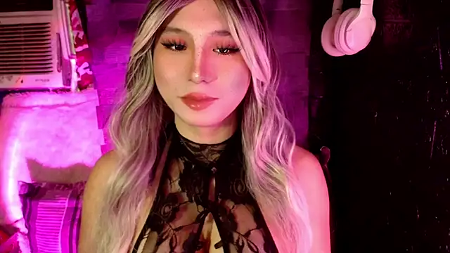 Snapshot of UrhotlucyTS chatting on 11.07.25 UrhotlucyTS online show from 11.07.25