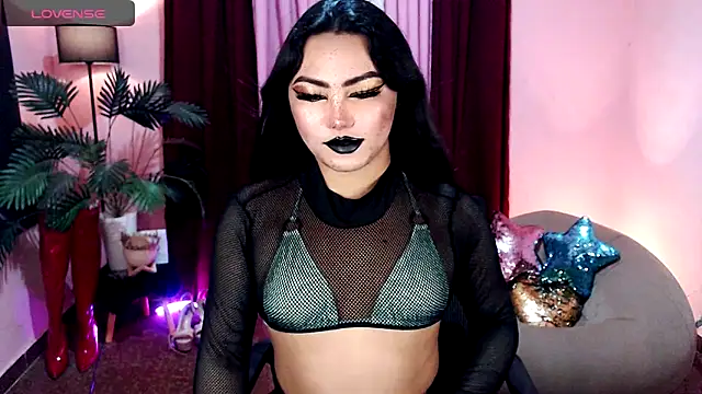 Snapshot of Unique_Maya chatting on 10.27.25 Unique Maya online show from 10.27.25