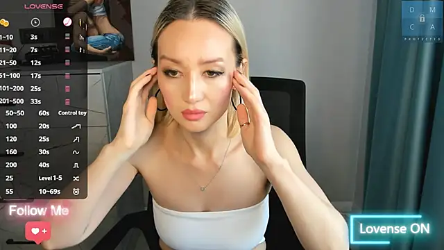 Snapshot of MinaDiamondd chatting on 10.26.25 MinaDiamondd online show from 10.26.25