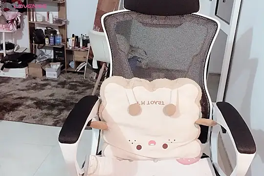 Snapshot of ___Daisy___ chatting on 11.15.25 Daisy online show from 11.15.25