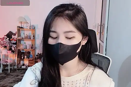 Snapshot of ___Daisy___ chatting on 11.27.25 Daisy online show from 11.27.25