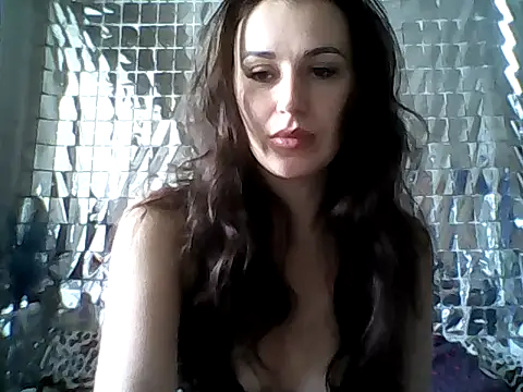 Snapshot of Qinini chatting on 10.13.25 Qinini online show from 10.13.25