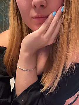 Snapshot of Velvetnoir21 chatting on 11.19.25 Velvetnoir21 online show from 11.19.25