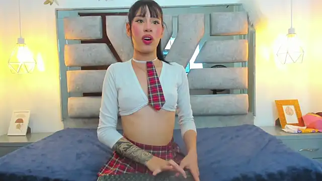 Snapshot of RoxanneCrush_ chatting on 11.28.25 RoxanneCrush online show from 11.28.25