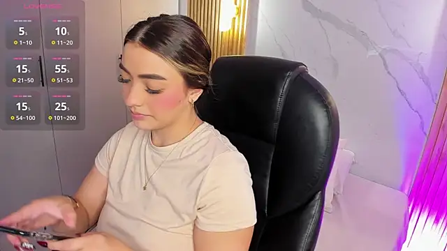 Snapshot of KYLIE_JONES6 chatting on 10.11.25 KYLIE JONES6 online show from 10.11.25