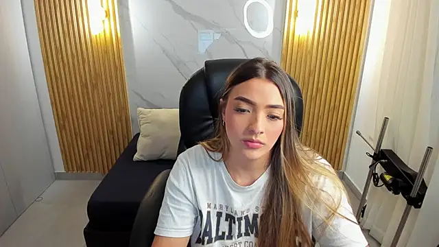 Snapshot of KYLIE_JONES6 chatting on 10.28.25 KYLIE JONES6 online show from 10.28.25