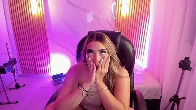 Snapshot of KYLIE_JONES6 chatting on 04.21.26 KYLIE JONES6 online show from 04.21.26