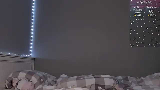 Snapshot of MelissaReis chatting on 10.24.25 MelissaReis online show from 10.24.25