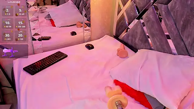 Snapshot of EvelynLips_ chatting on 09.10.25 EvelynLips online show from 09.10.25