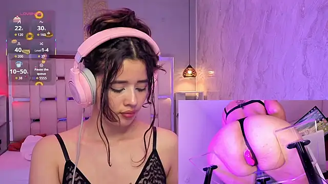 Snapshot of EvelynLips_ chatting on 11.21.25 EvelynLips online show from 11.21.25