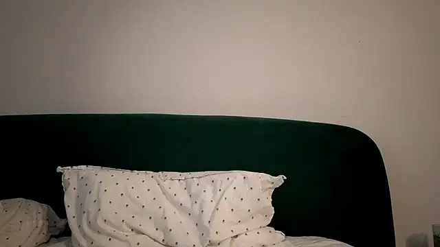 Snapshot of Kisacka chatting on 11.22.25 Kisacka online show from 11.22.25