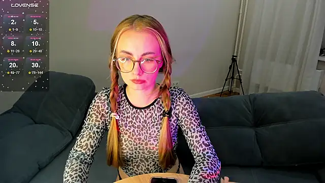 Snapshot of MewStella chatting on 10.05.25 MewStella online show from 10.05.25