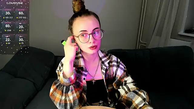 Snapshot of MewStella chatting on 11.13.25 MewStella online show from 11.13.25