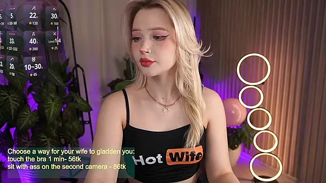 Snapshot of LauraWifeness chatting on 10.05.25 LauraWifeness online show from 10.05.25