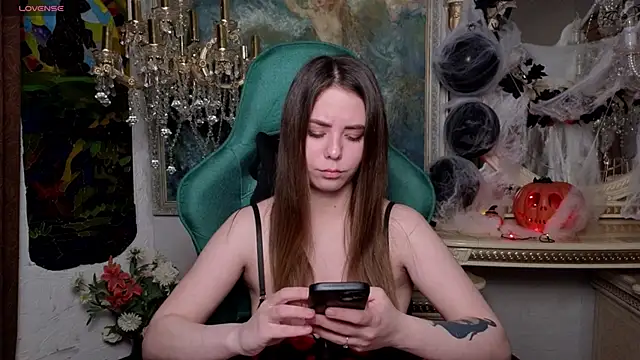 Snapshot of IvoryWood_ chatting on 10.24.25 IvoryWood online show from 10.24.25