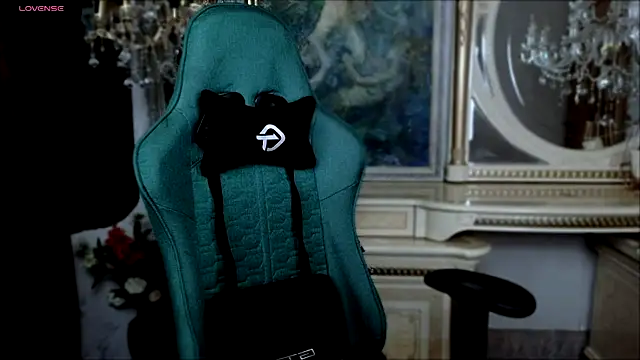 LaraBenson  online show from 11.25.25