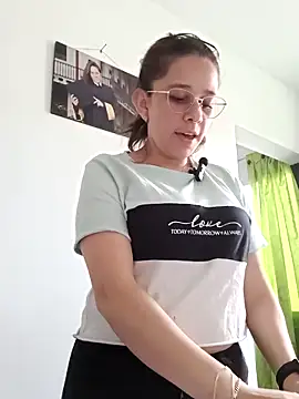 Isabella5 Brown  online show from 10.21.25