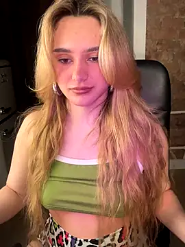 Chloe Ravens online show from 10.04.25