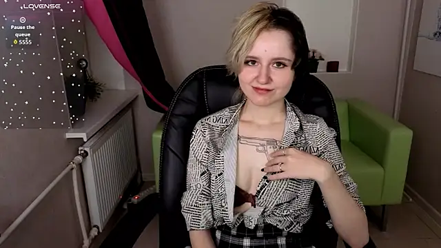 girl next doorr online show from 10.11.25