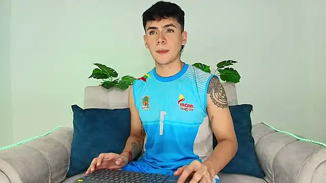 Snapshot of CamiiGuzmanX chatting on 09.12.25 CamiiGuzmanX online show from 09.12.25