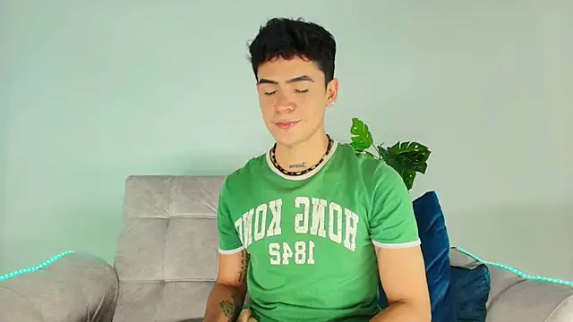 Snapshot of CamiiGuzmanX chatting on 10.03.25 CamiiGuzmanX online show from 10.03.25