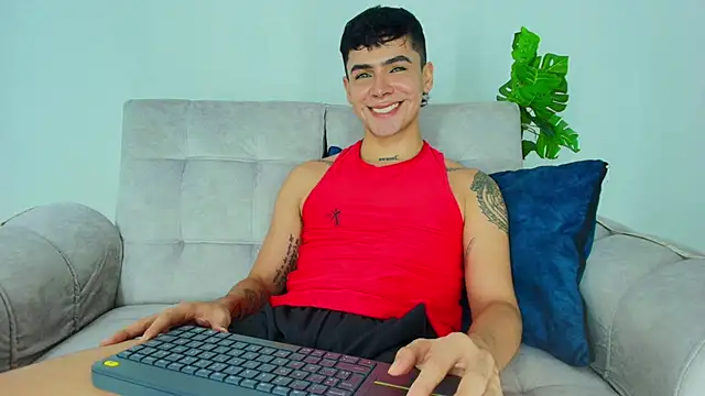 Snapshot of CamiiGuzmanX chatting on 10.11.25 CamiiGuzmanX online show from 10.11.25