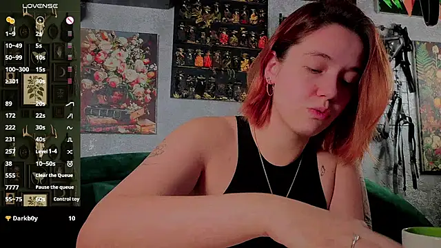 Snapshot of the_high_priestess chatting on 11.20.25 the high priestess online show from 11.20.25