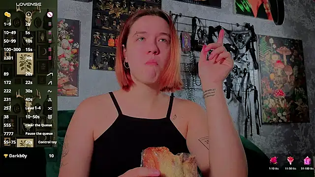 Snapshot of the_high_priestess chatting on 11.23.25 the high priestess online show from 11.23.25