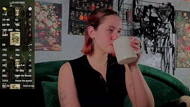 Snapshot of the_high_priestess chatting on 11.28.25 the high priestess online show from 11.28.25