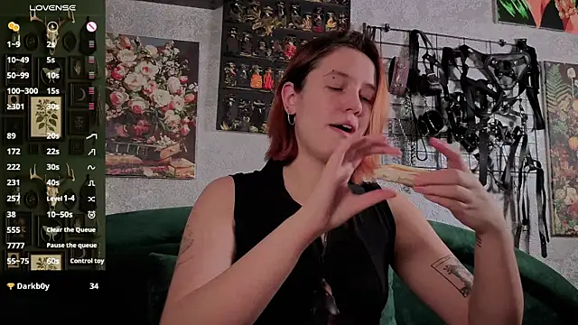 Snapshot of the_high_priestess chatting on 11.30.25 the high priestess online show from 11.30.25