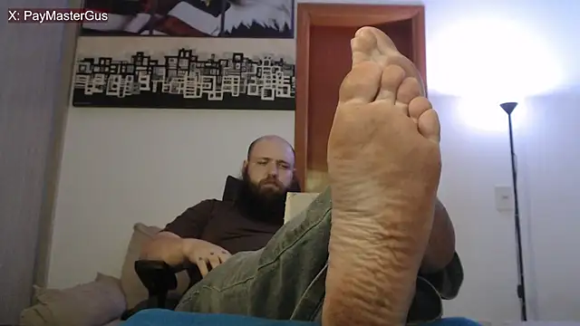 Snapshot of PayMasterGus chatting on 10.10.25 PayMasterGus online show from 10.10.25