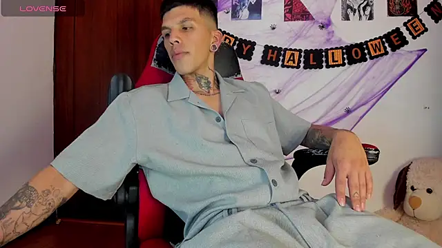 Snapshot of Savajelust chatting on 10.21.25 Savajelust online show from 10.21.25